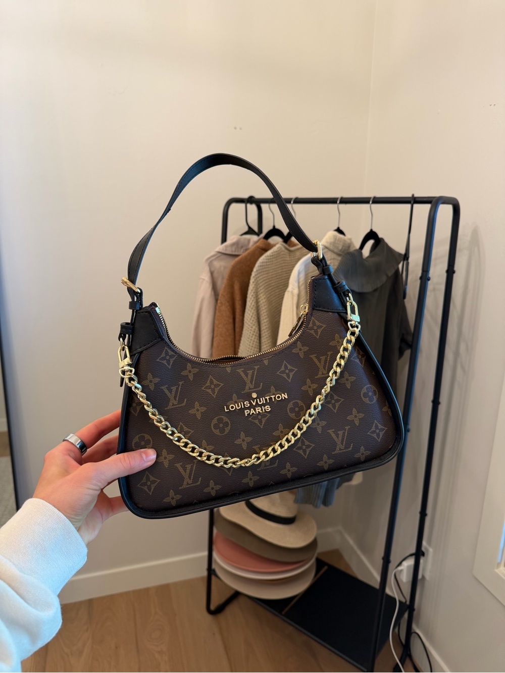 HANDBAG WITH GOLD DETAIL